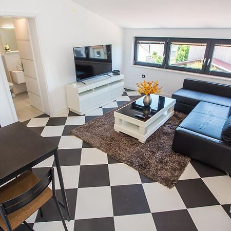 Black & White Apartment Ровинь Экстерьер фото