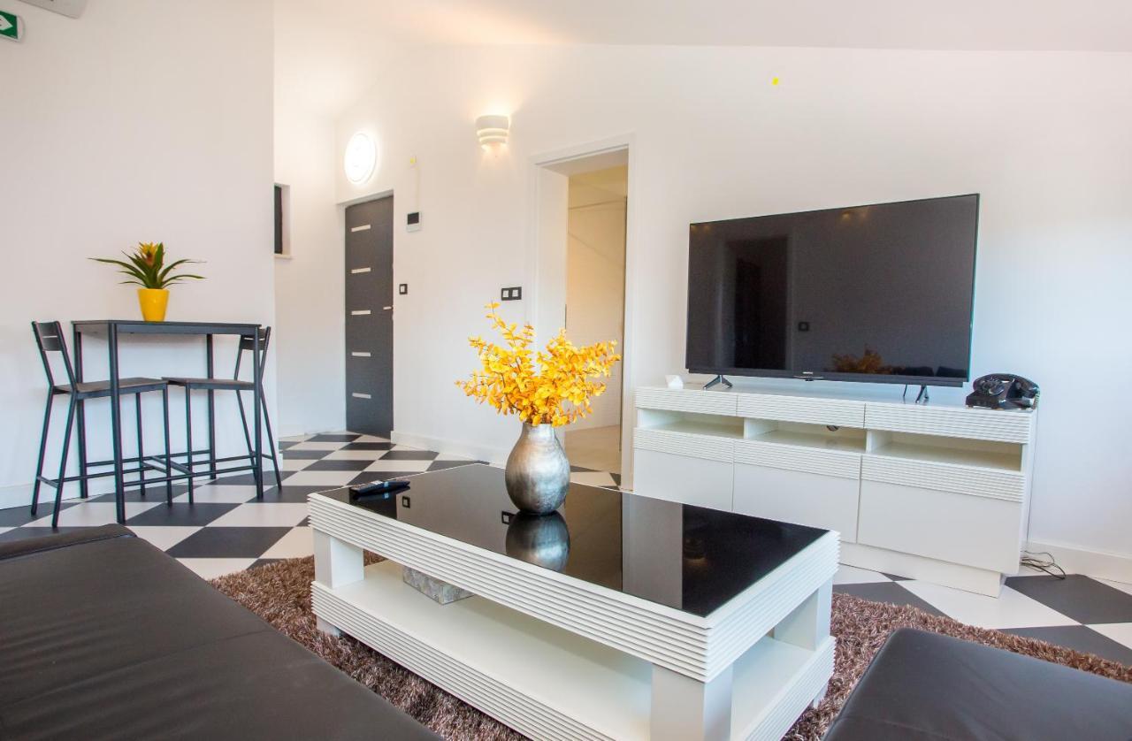 Black & White Apartment Ровинь Экстерьер фото