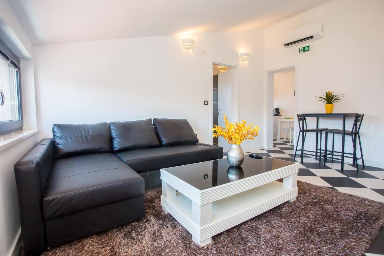 Black & White Apartment Ровинь Экстерьер фото