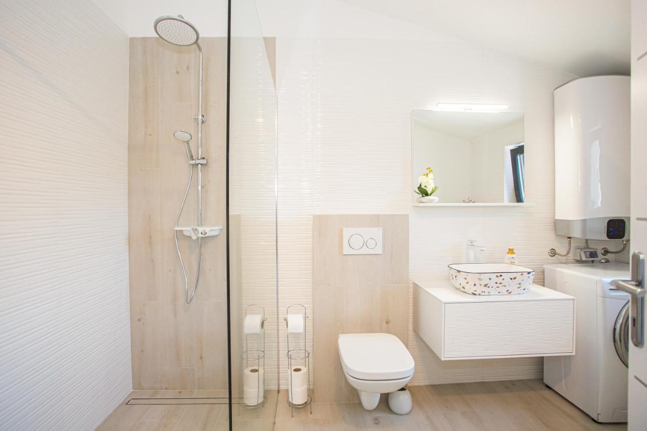 Black & White Apartment Ровинь Экстерьер фото